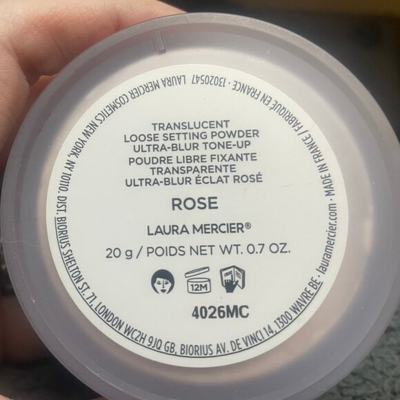 Laura Mercier Translucent Loose Setting Powder Ultra-Blur in Rose - Picture 2 of 5